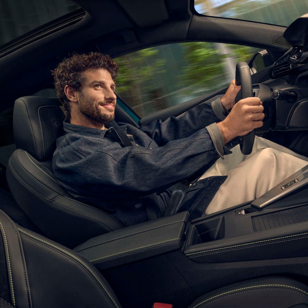 Homme au volant de la nouvelle PEUGEOT 308