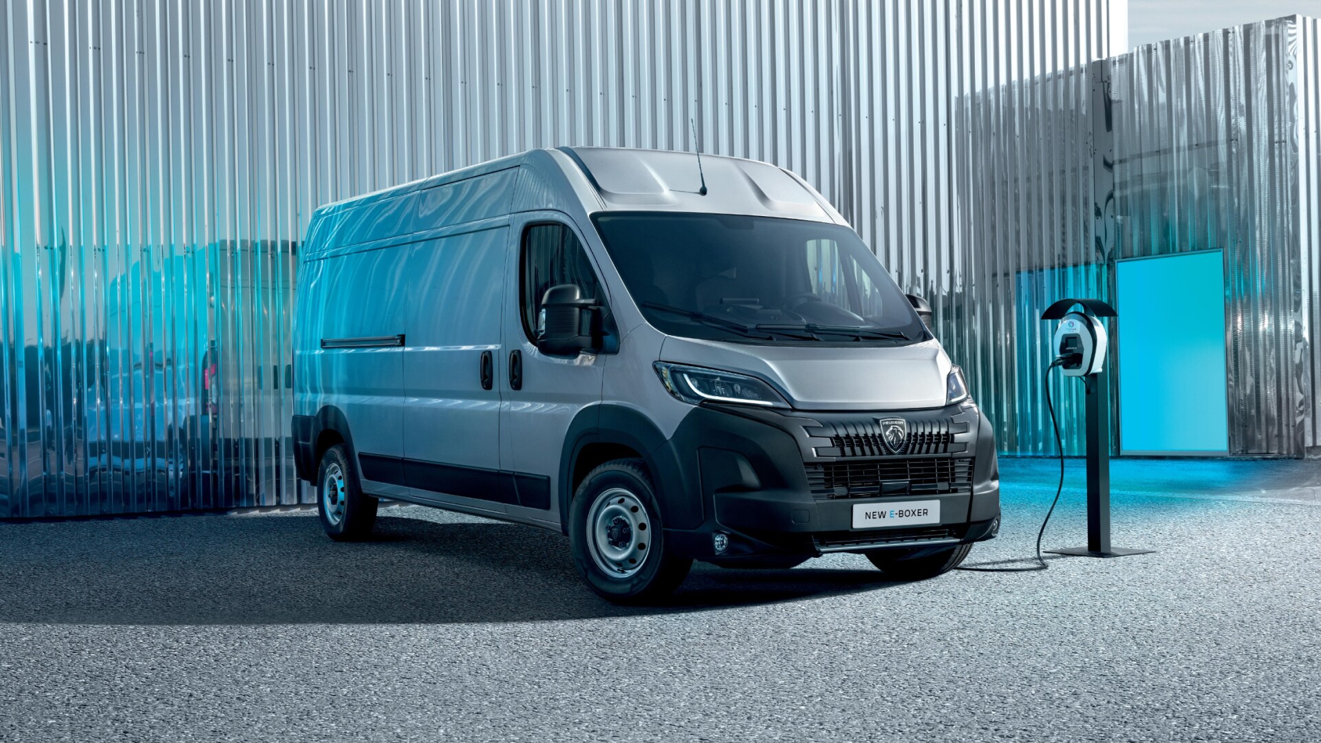 PEUGEOT BOXER aan het opladen aan een openbaar laadstation